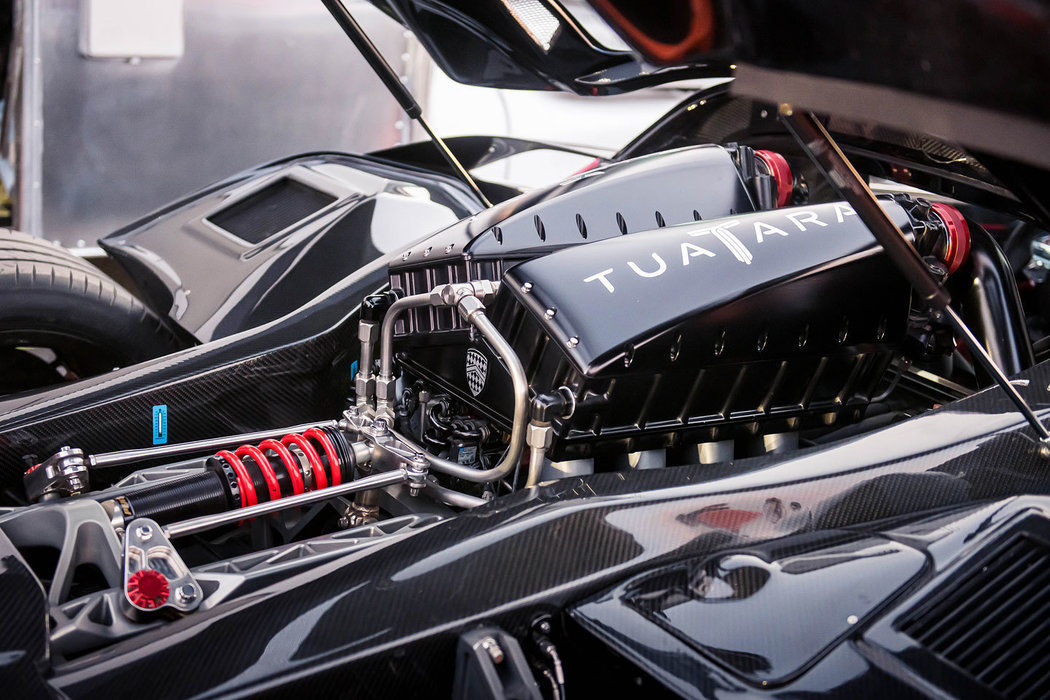 Tuatara ukrýva motor 5,9 V8, ktorý posiela k...