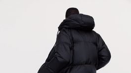 Vatovaná bunda Zara, predáva sa za 79,95 eura. 