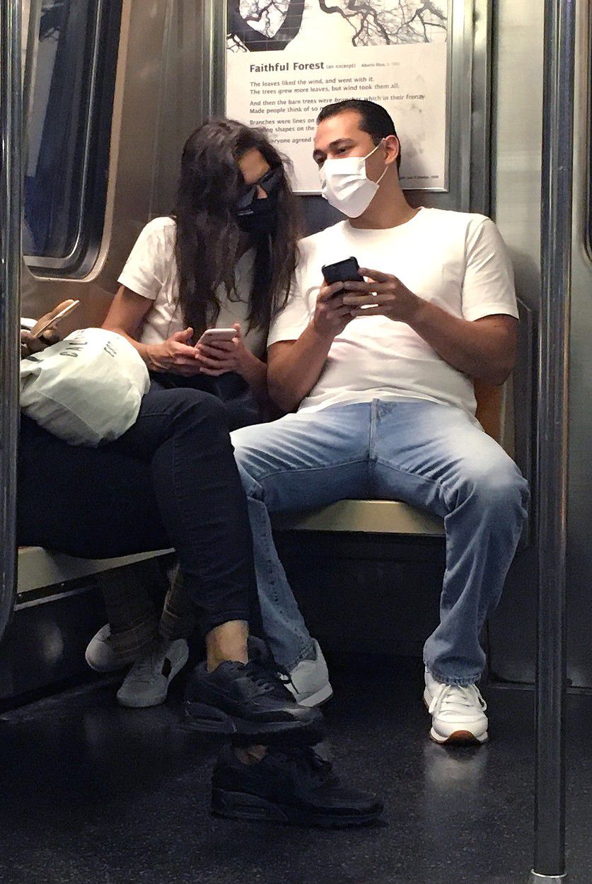 Katie Holmes a Emilio Vitolo cestujú v metre po...