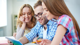 Prečo sa oplatí mať vysokoškolský titul? Ktorí absolventi zarábajú najviac?