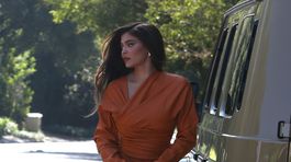 Oblečená v koži, krivky Venuše vystavené na obdiv! To je Jenner v uliciach