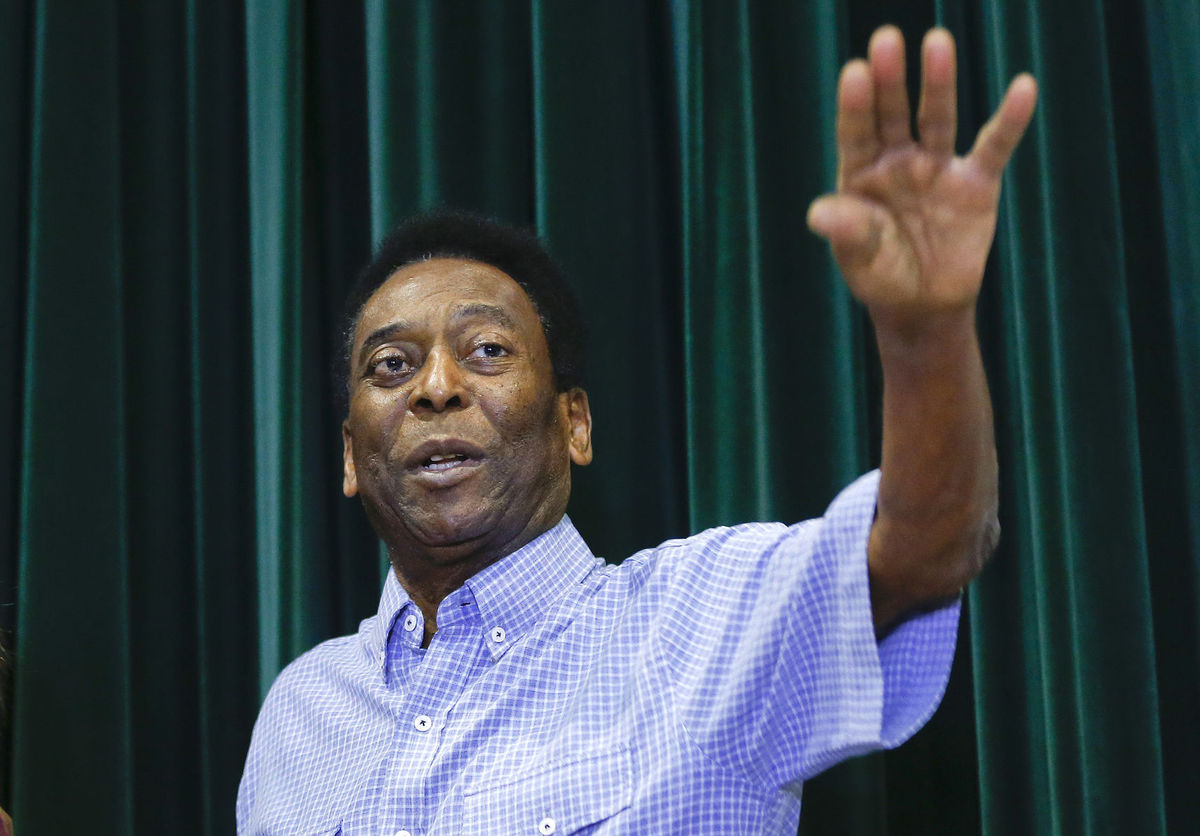 Pelé počas tlačovej konferencie po jeho...