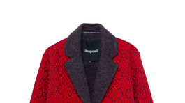 Dámsky kabát Desigual s jemným vzorom. Predáva sa za 225,95 eura. 