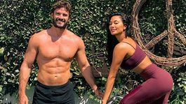 Dlho sa nepredviedli? Scherzinger ukázala napumpovaný dekolt, jej milenec tehličky