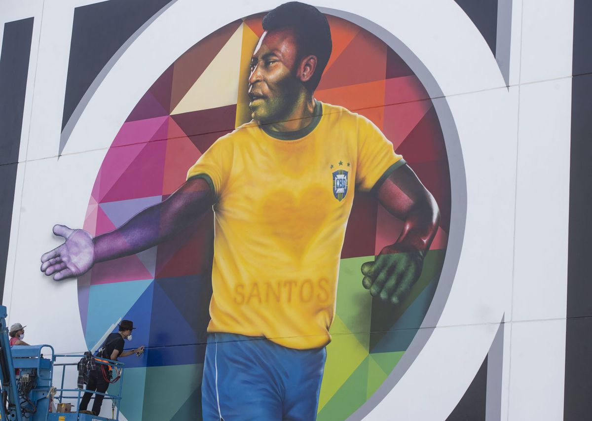 Brazílsky pouličný umelec Eduardo Kobra robí...