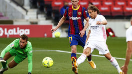 Real v El Clásicu odčinil zlyhania a podržal Zidana. Koeman kritizoval VAR