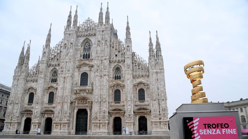 Trofej pre víťaza Gira pred gotickou katedrálou...