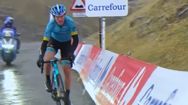 Roglič stratil červený dres. Izagirre má po daždivom triumfe Grand Tour triptych