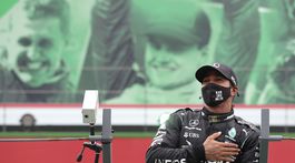 Po štarte neistý, v závere suverénny. Hamilton prekonal Schumacherov rekord!