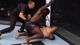 Beštiálna premiéra v UFC. Megatronove háky ubili súpera za 18 sekúnd