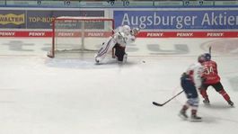 Slovenský brankár dal gól cez celé klzisko. Komentátor šalel