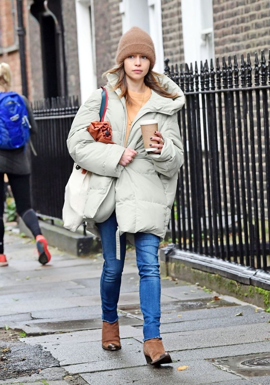 Herečka Emilia Clarke na ulici v Londýne. 
