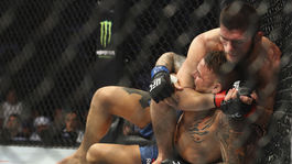 Milosrdný Chabib. Súperovi nezlomil ruku, uspal ho