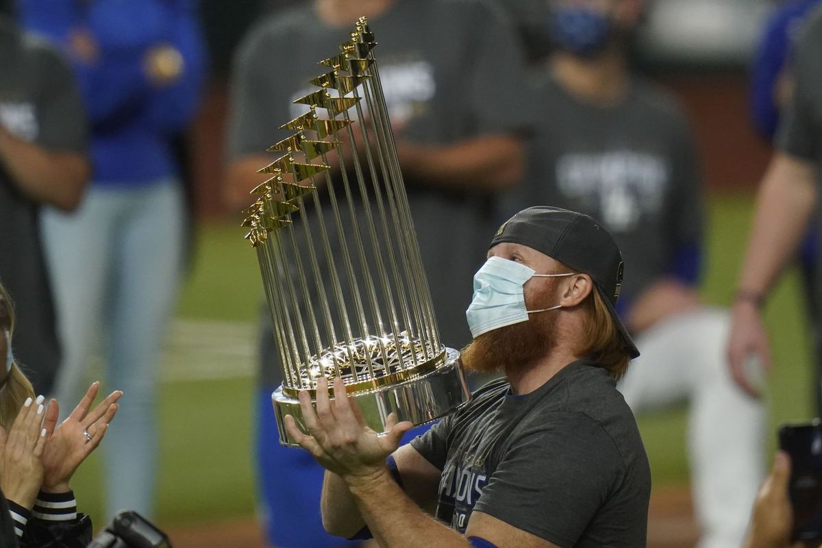 Justin Turner s trofejou. O pozitívnom teste sa...