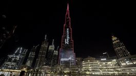 Toto ste ešte nevideli. Porsche zmenilo Burj Khalifa na najväčšie ‘plátno‘ sveta! 