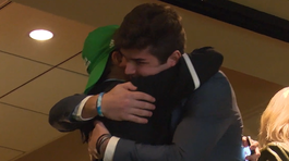 Postihnutého spolužiaka nútil jesť sladkosti z pisoára. Klub NHL si ho aj tak vybral