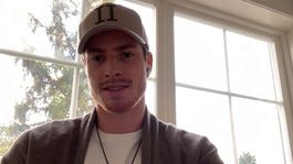 Šťastný a vo forme. Namiesto amerického ruchu si užíva chatku na vidieku