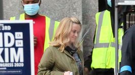 Reese Witherspoon na smiech?! Chránila sa štítom, nasadila si ho 'naopak'