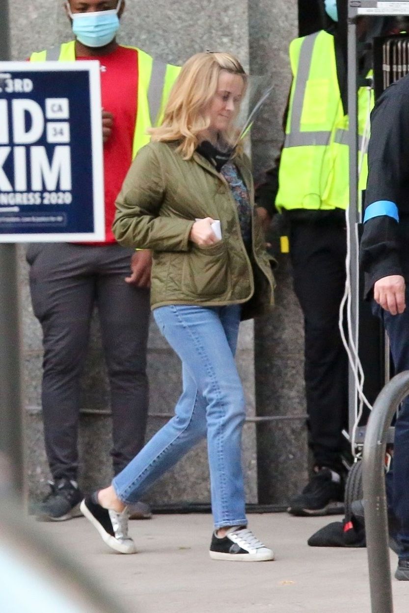 Reese Witherspoon prichádza na nakrúcanie...