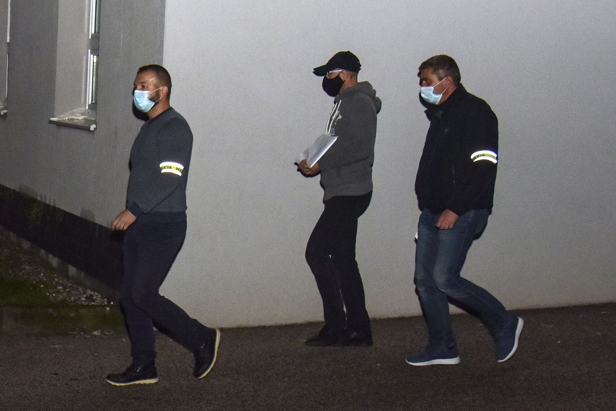 Policajná eskorta odváža obvineného podnikateľa...