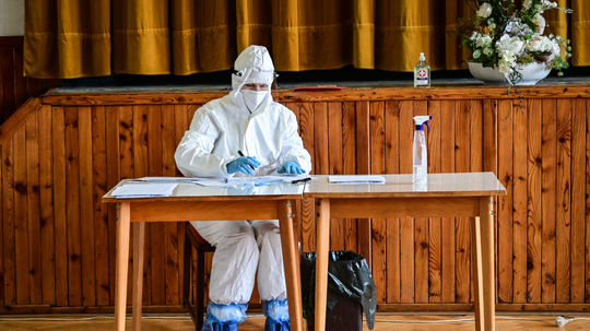 Administratívny pracovník počas plošného...