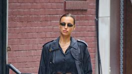 Topmodelka Irina Shayk v štýlovom trenčkote Burberry v uliciach New Yorku. 