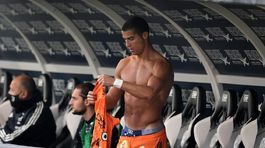 Vie, kedy sa vyzliecť! Ronaldo vystavil svaly a spravil si parádnu reklamu