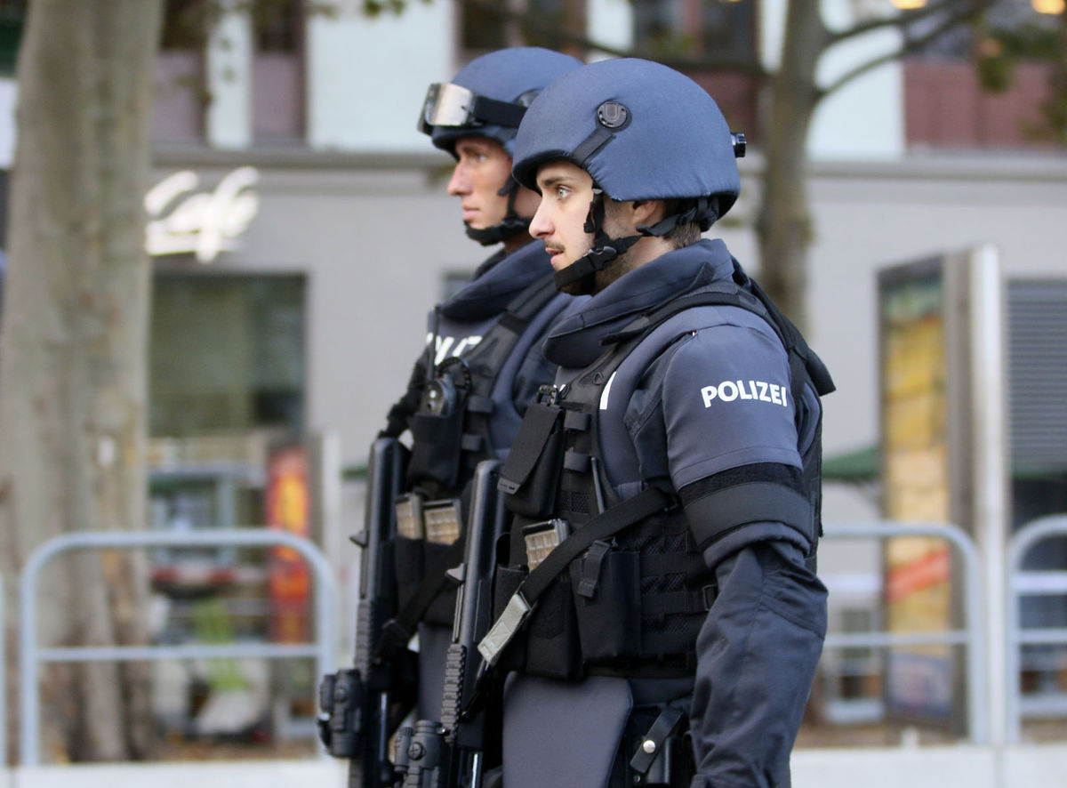 Policajti hliadkujú po streľbe vo Viedni v...