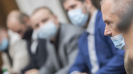 Šeliga vykázal zo sály poslancov ĽSNS, odmietali predložiť negatívny test