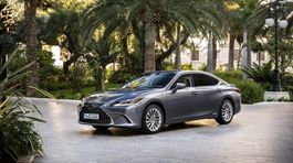 Luxusný sedan Lexus ES 300h  - Špičková limuzína, ktorá sa teraz oplatí ešte viac