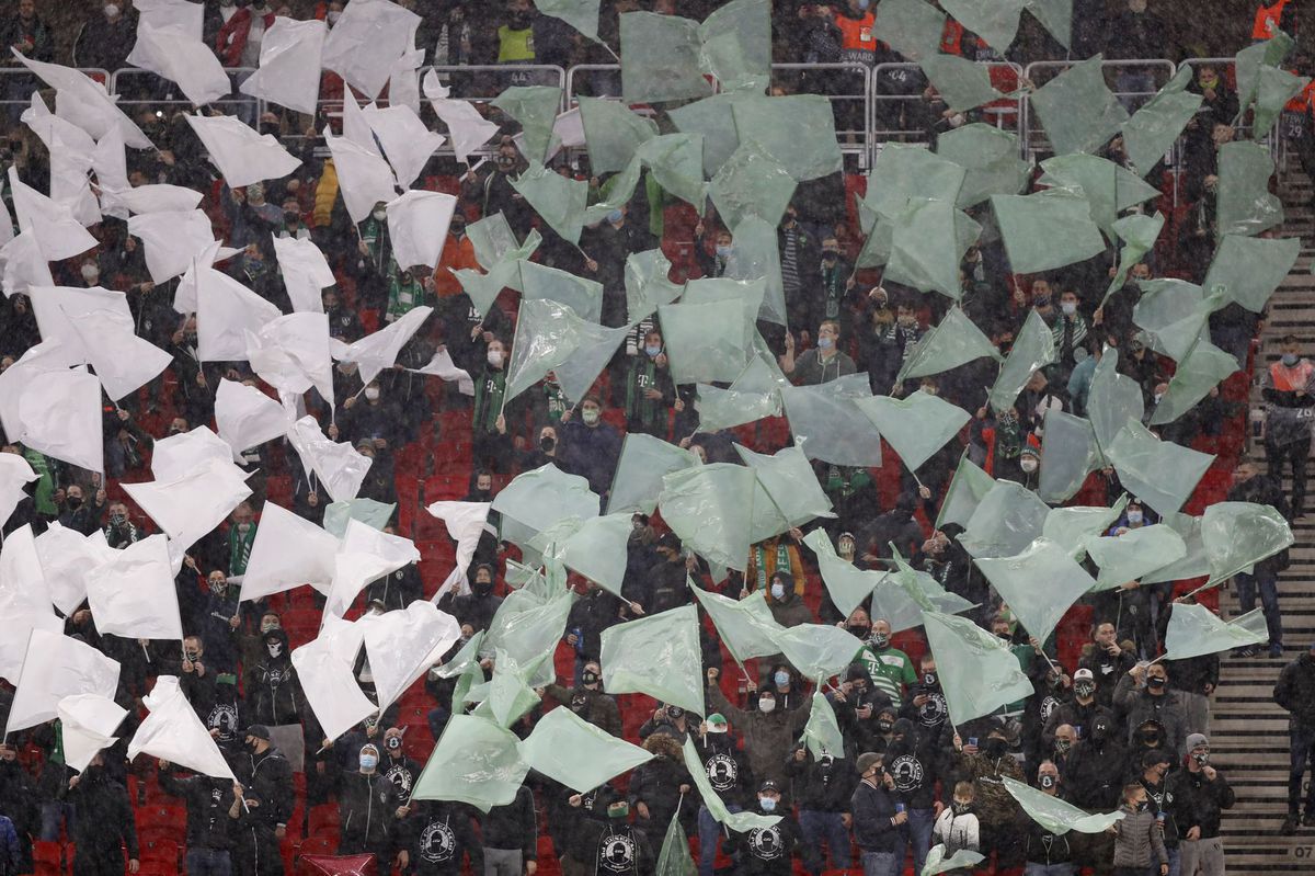 Fanúšikovia Ferencvárosu v Puskásovej Aréne...