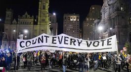 Trump chce zastaviť sčítavanie. Zrátajte všetko, žiadajú priaznivci demokratov