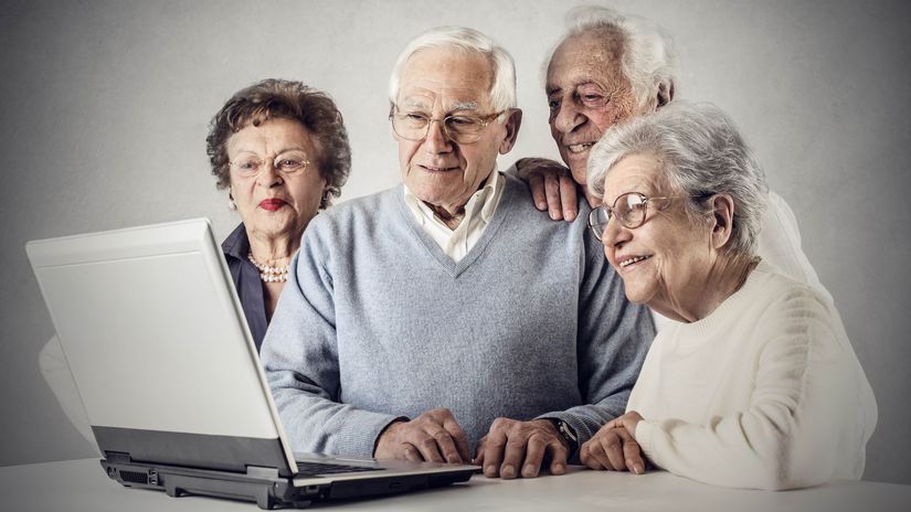 seniori, penzisti, počítač, notebook, čítanie
