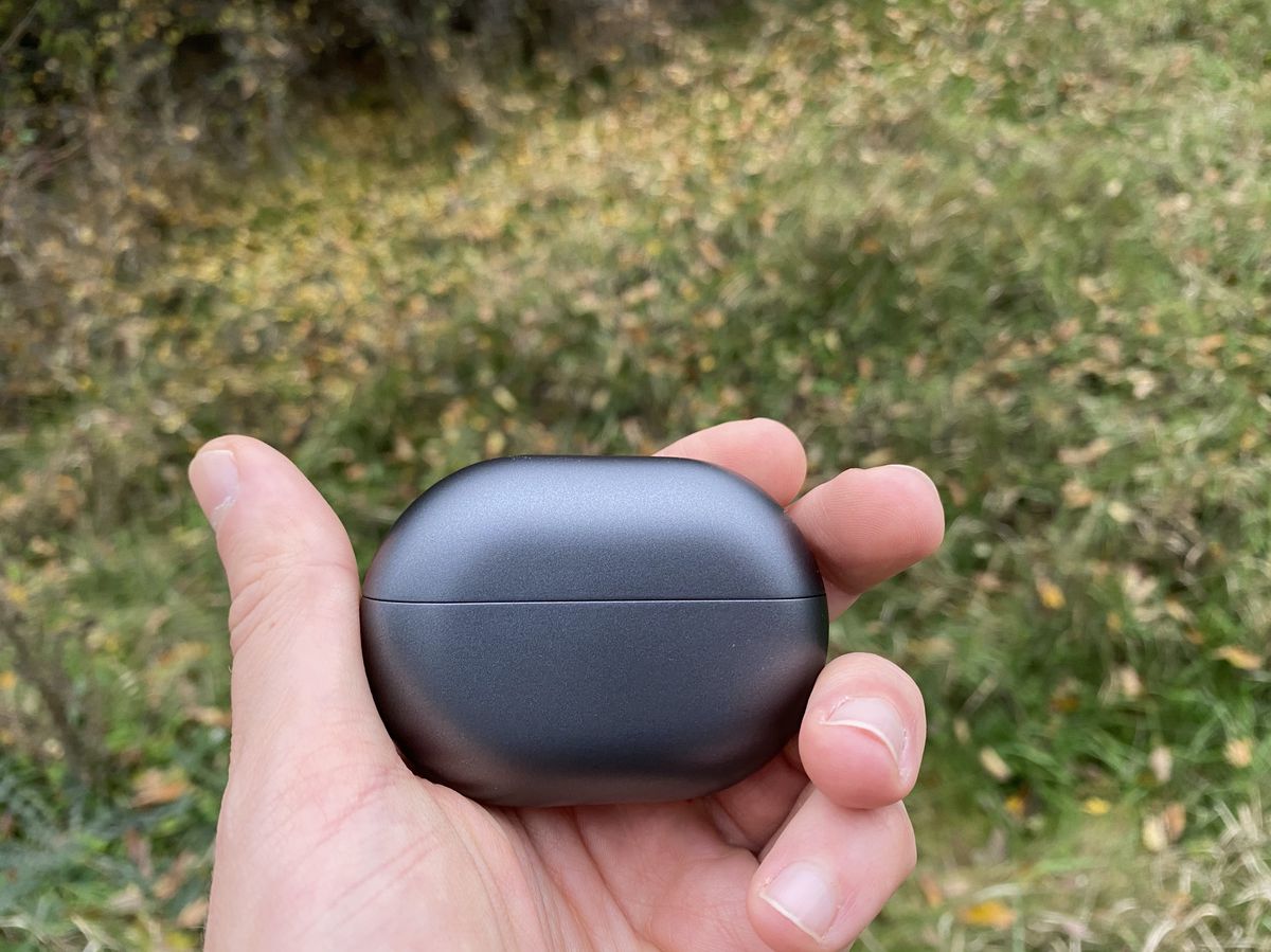 Slúchadlá sú ukryté v elegantnom nabíjacom puzdre.