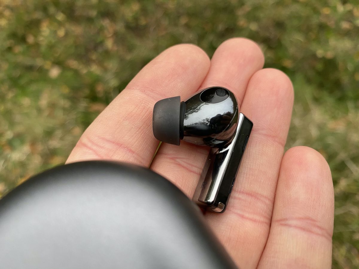 FreeBuds Pro sú vyrobené z lesklého plastu. Pri...