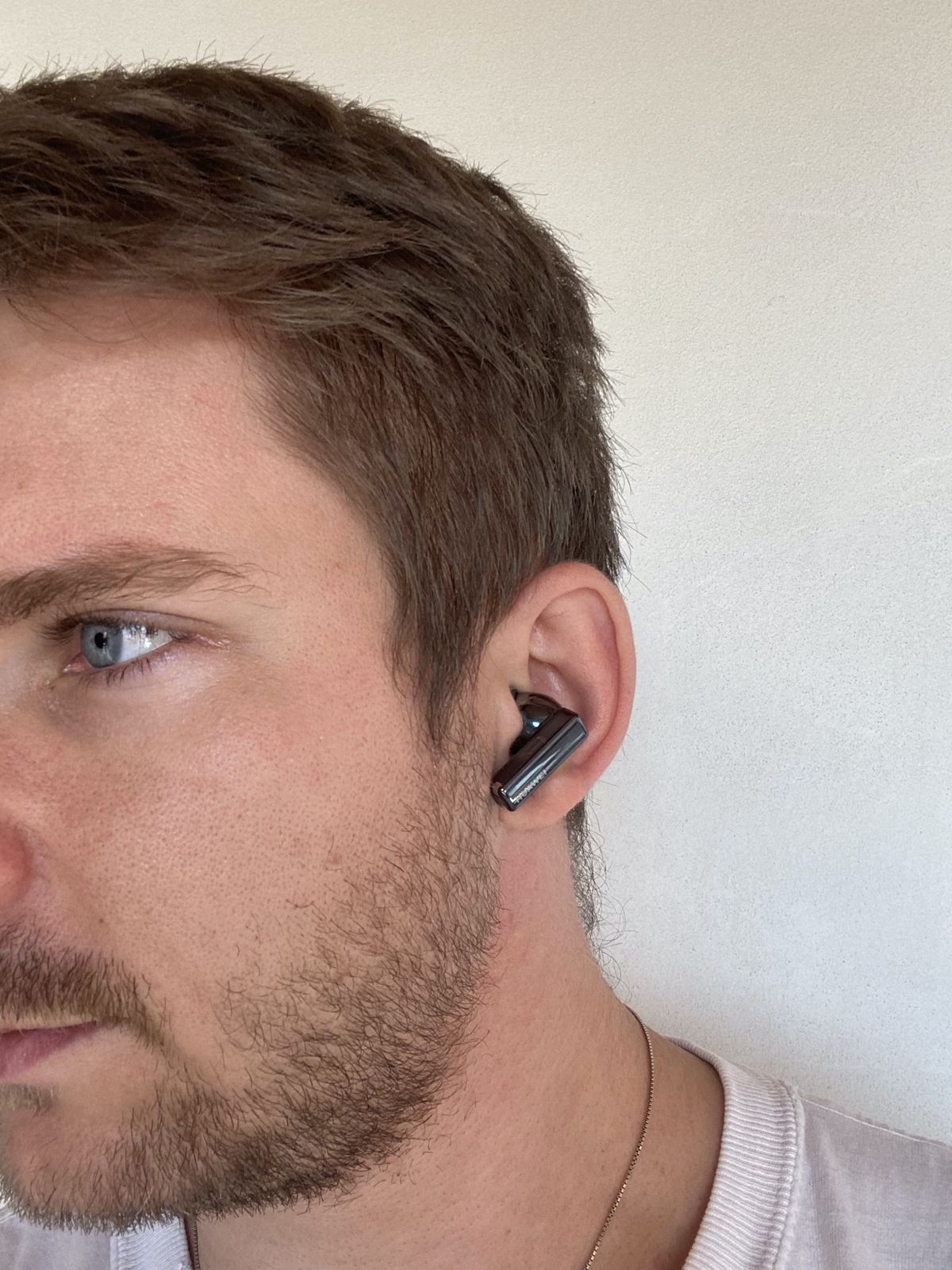 Nosenie slúchadiel je veľmi pohodlné. V ušiach...