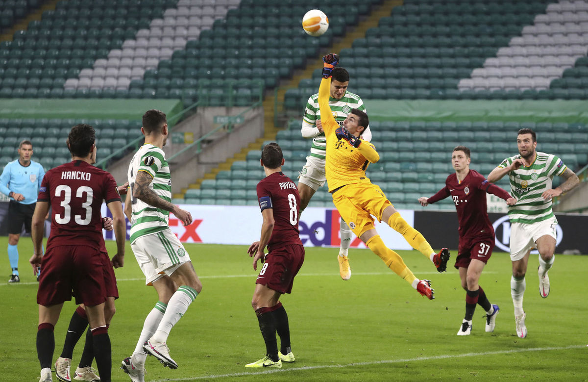 Dávid Hancko (33) sleduje súboj medzi brankárom...