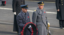 Princ William (vľavo) a princ Charles sa zúčastnili na nedeľňajšej bohoslužbe pri príležitosti sviatku Remembrance.