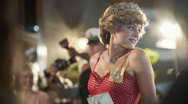 Herečka Emma Corrin ako princezná Diana na zábere zo seriálu The Crown.