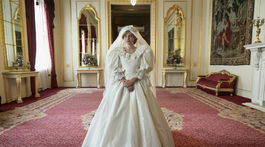 Herečka Emma Corrin ako princezná Diana na zábere zo seriálu The Crown.