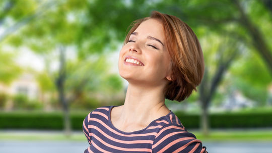 žena, slnko, opaľovanie, vitamín D, déčko, šťastie