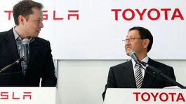 Šéf Toyoty sa ‘obul‘ do Tesly. A nešetril ju