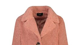 Jemný ružový kabát s efektom plyšu, predáva F&F za 39,99 eura. 