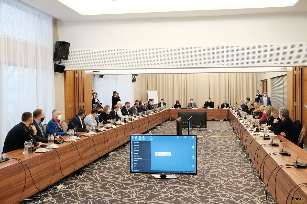 Premiér Igor Matovič (OĽaNO) (v strede) na...