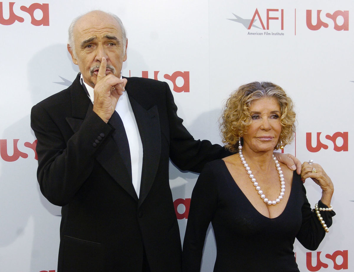 Sean Connery so svojou druhou manželkou,...
