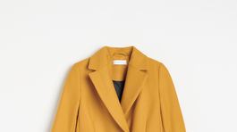 Žltý dámsky kabát Reserved, predáva sa za 79,99 eura. 