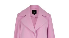 Žuvačkový ružový kabát River Island, predáva sa za 104 eur. 
