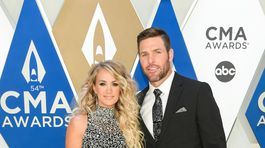 Speváčka Carrie Underwood a jej manžel Mike Fisher na vyhlásení 54. ročníka cien CMA Awards v Nashville.