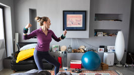 Ani nie 4 minúty a vaše telo ožije! Krátky tréning, pri ktorom pomôže Dua Lipa