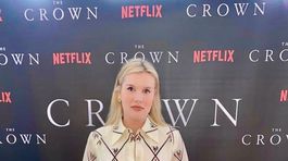 Herečka Emerald Finnley počas vlastnej domácej premiéry seriálu The Crown.